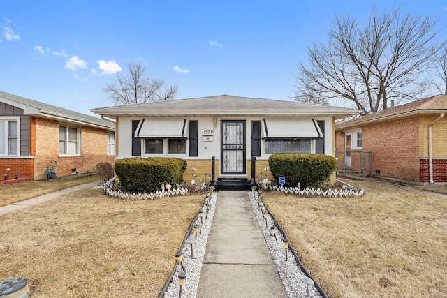 view of front of home featuring a front yard