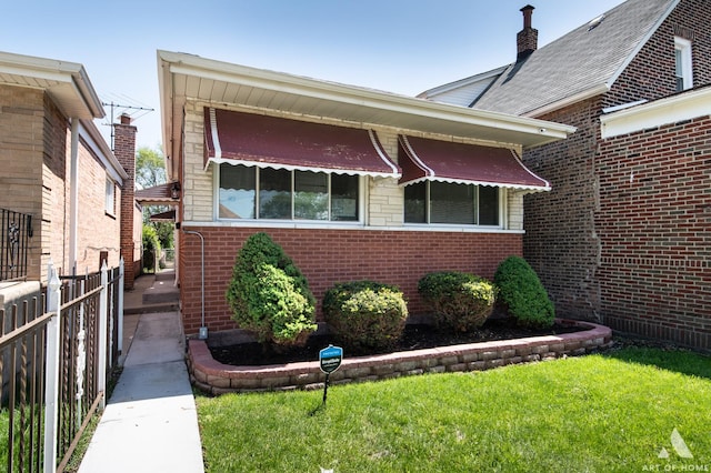 view of front of home featuring a front yard