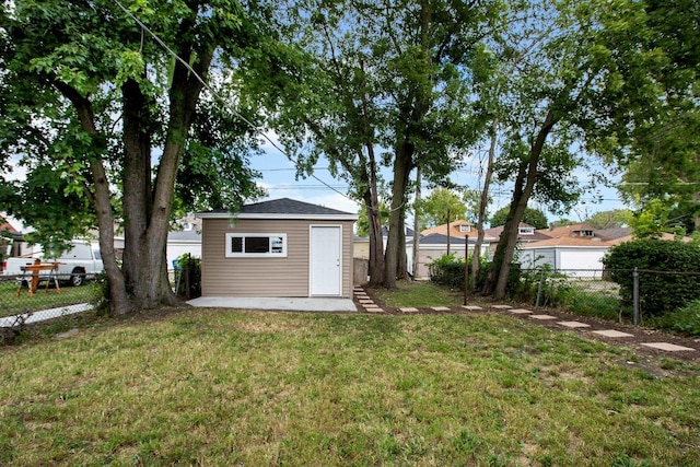 view of yard featuring an outbuilding