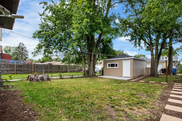 view of yard featuring a storage shed