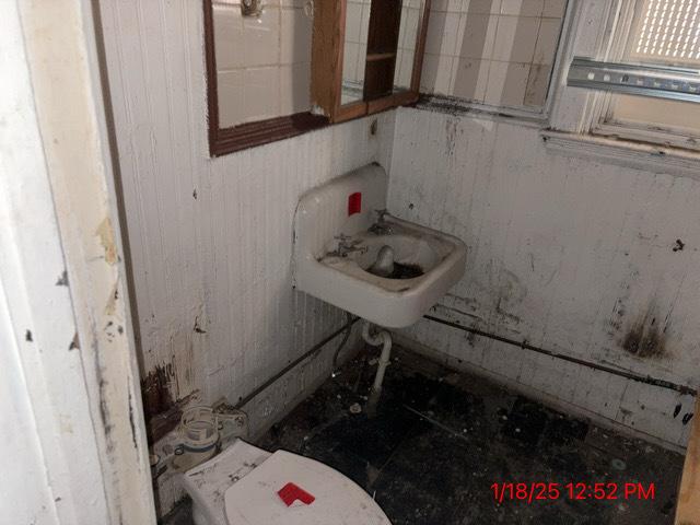 bathroom featuring toilet and sink