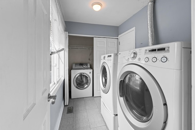 washroom featuring light tile patterned floors and washing machine and dryer