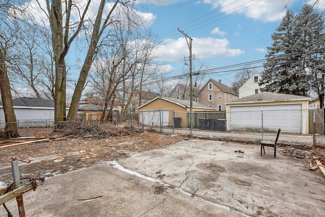 view of yard featuring a garage and an outdoor structure