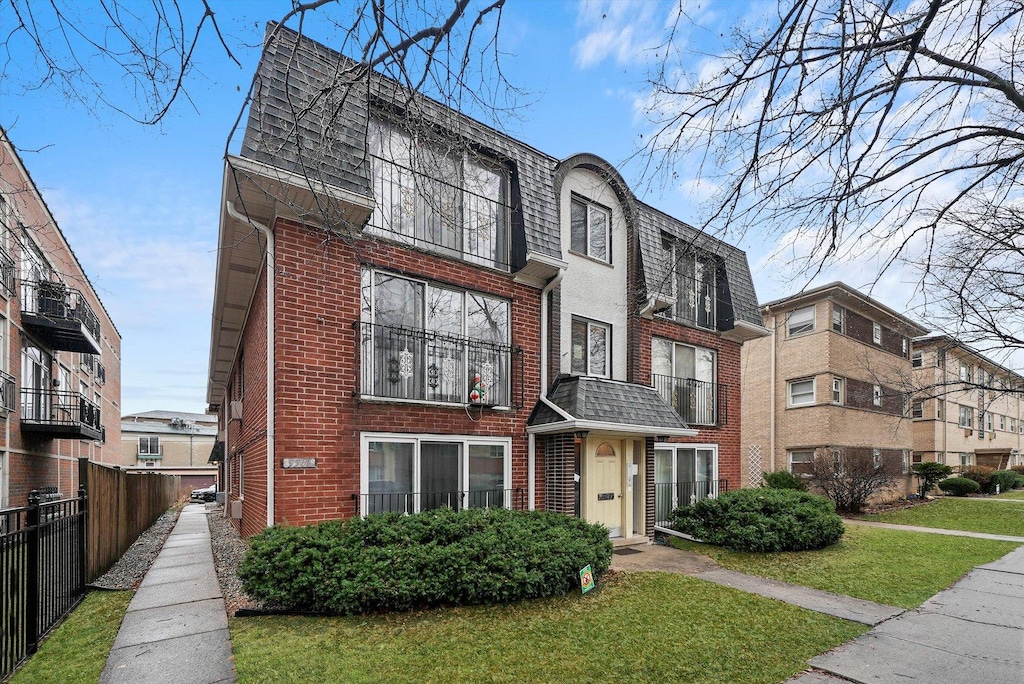 view of front of property with a front lawn