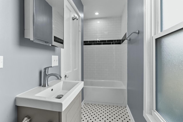 bathroom featuring tiled shower / bath and sink