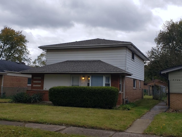 view of front of house featuring a front lawn