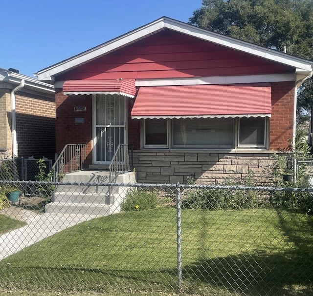 view of front of house featuring a front lawn