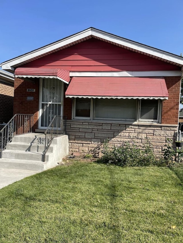 view of front of property featuring a front yard