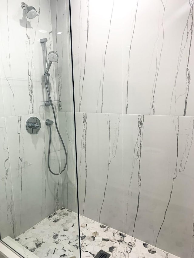 bathroom featuring a tile shower