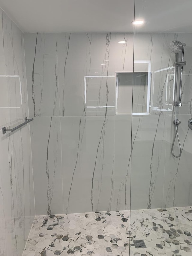 room details featuring a tile shower