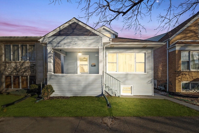 view of front of property featuring a yard