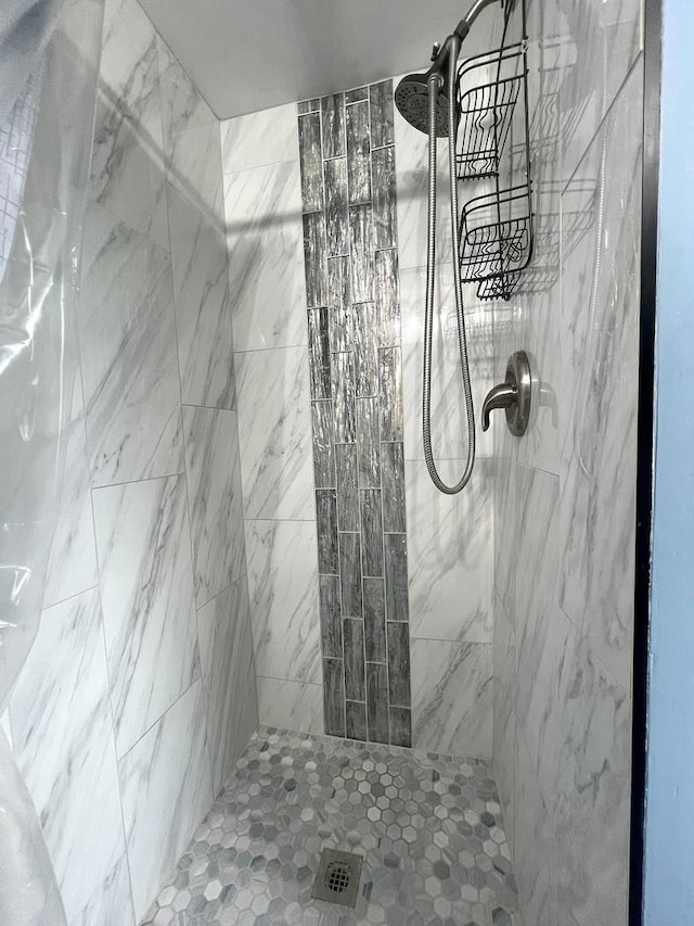 bathroom featuring a tile shower