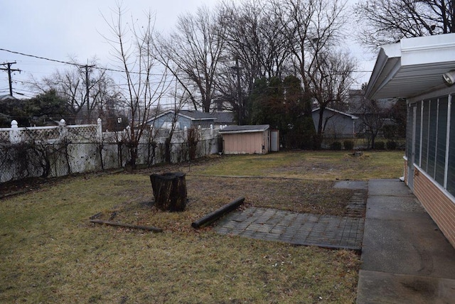 view of yard featuring a storage unit