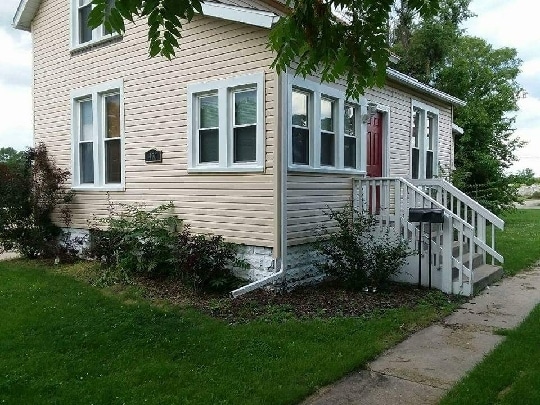 view of side of property featuring a yard