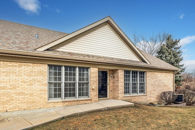 view of front of property featuring a patio area and a front yard