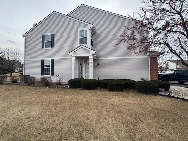 view of front property featuring a front lawn