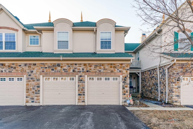 view of front facade featuring a garage