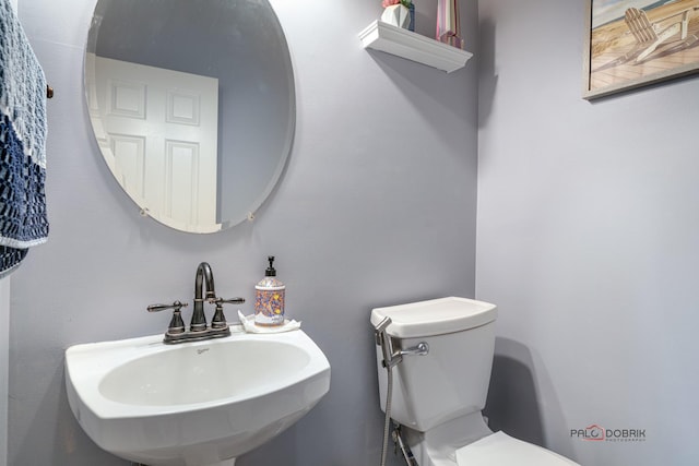 bathroom featuring toilet and sink