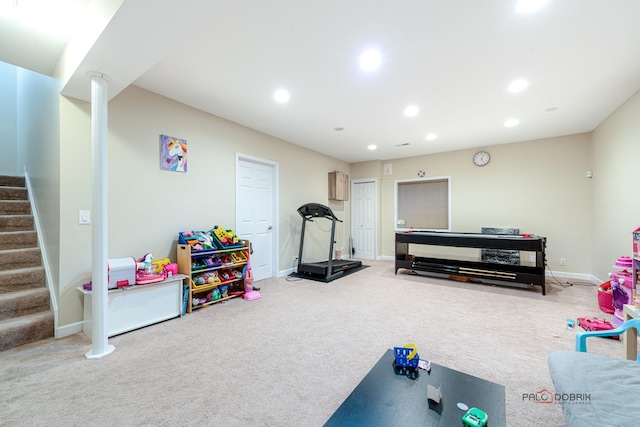 recreation room with carpet flooring