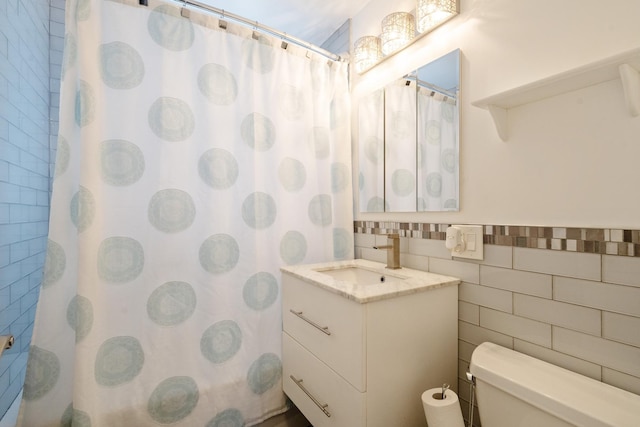 bathroom featuring a shower with curtain, vanity, toilet, and tile walls