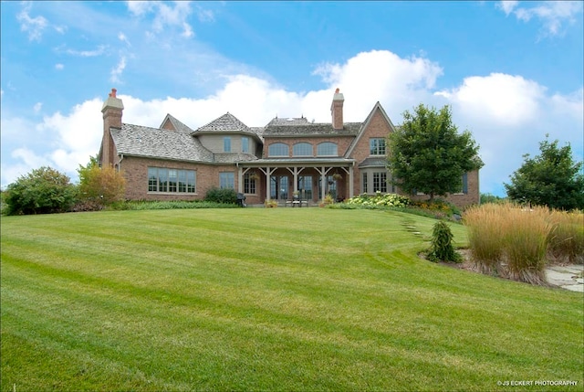 view of front of home with a front lawn