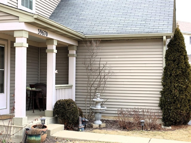 property entrance featuring a porch