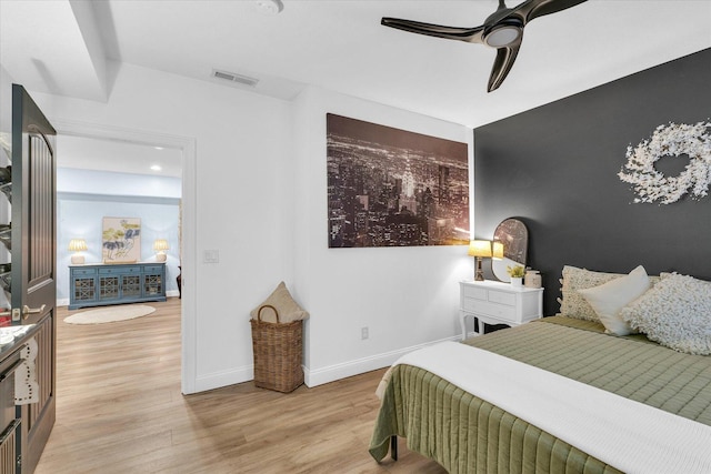 bedroom with baseboards, visible vents, light wood-style flooring, recessed lighting, and ceiling fan