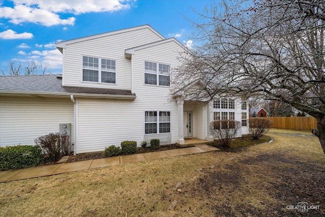 view of front of house featuring a front yard