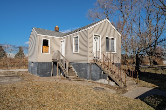 view of front facade featuring a front yard