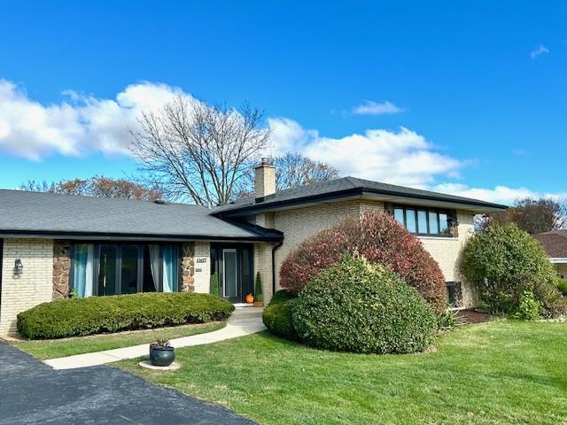 view of front of property with a front lawn