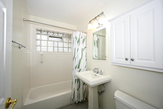 full bathroom with sink, toilet, and shower / tub combo