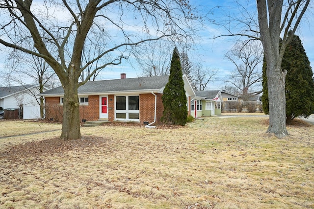 view of front of property featuring a front lawn