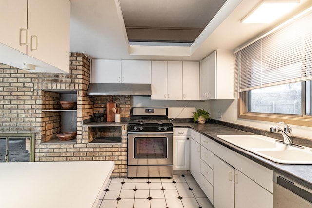 kitchen with sink, a tray ceiling, stainless steel appliances, and white cabinets