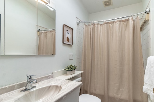 full bathroom featuring shower / tub combo with curtain, vanity, and toilet