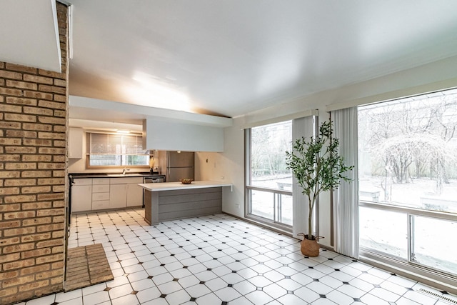 kitchen with sink, fridge, and kitchen peninsula