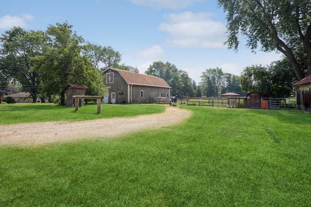 view of yard featuring an outbuilding