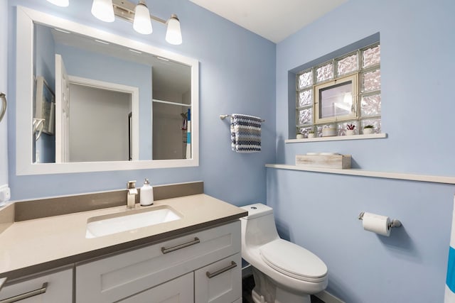 bathroom with a shower with curtain, vanity, and toilet