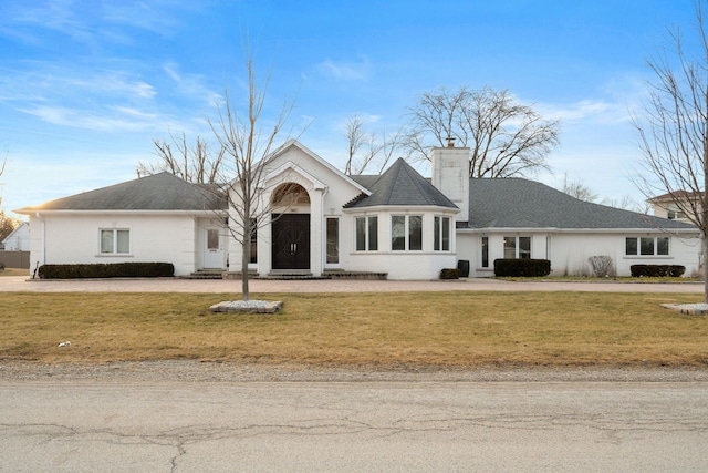 view of front of house featuring a front yard