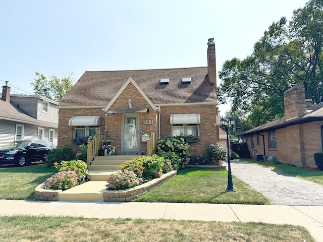 view of front of home with a front lawn