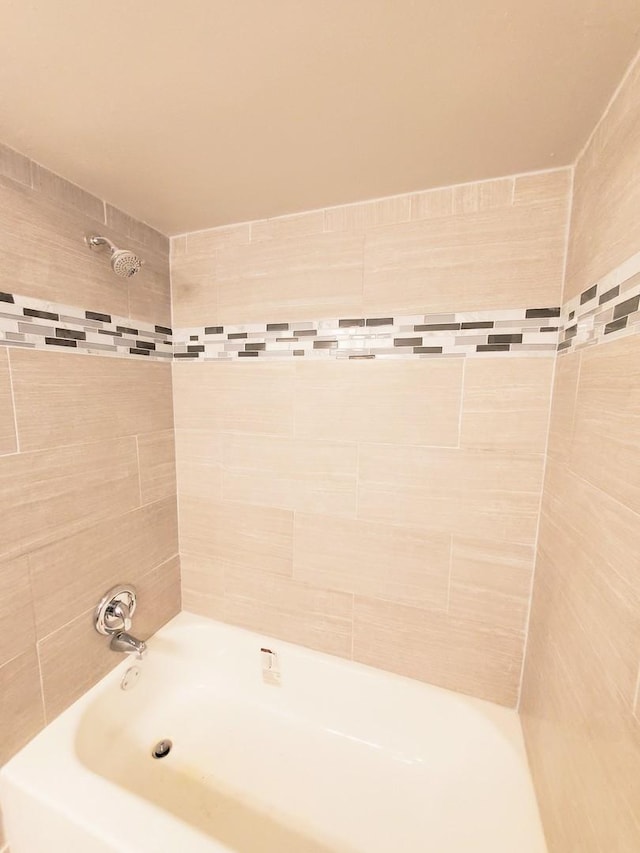 bathroom with tiled shower / bath combo