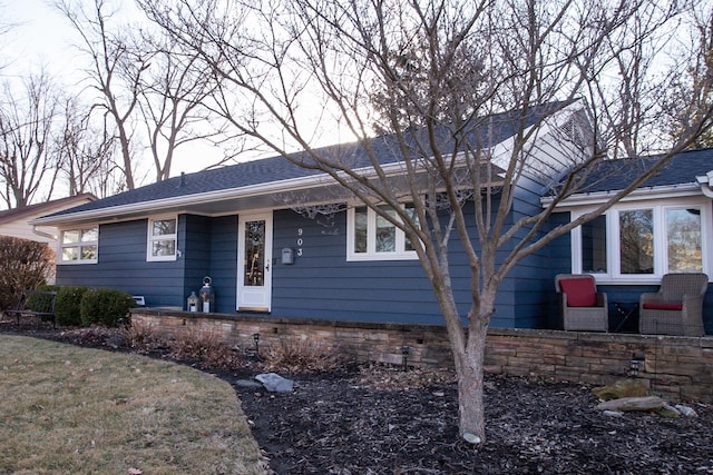 single story home with a front lawn