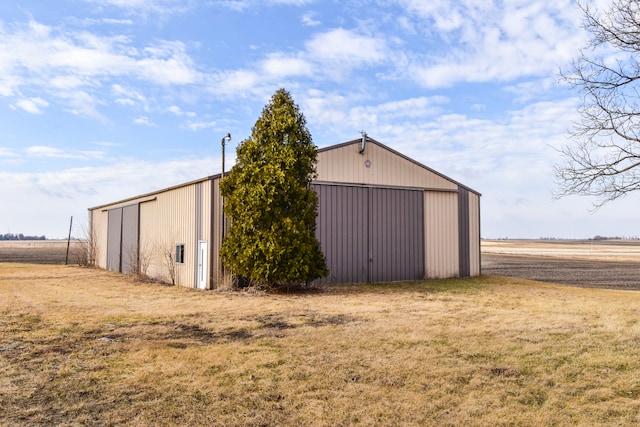 view of pole building featuring a lawn