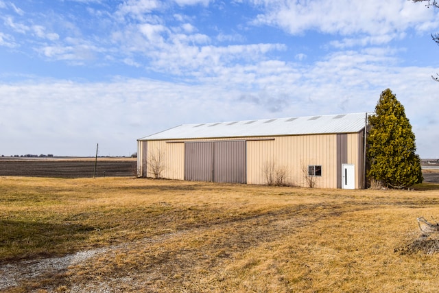 view of pole building featuring a yard