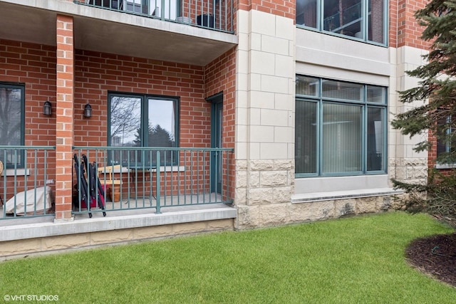 property entrance featuring a lawn