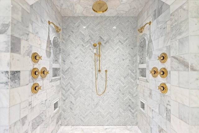 bathroom featuring tiled shower