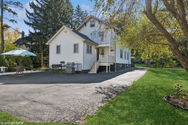 view of front facade with a front yard