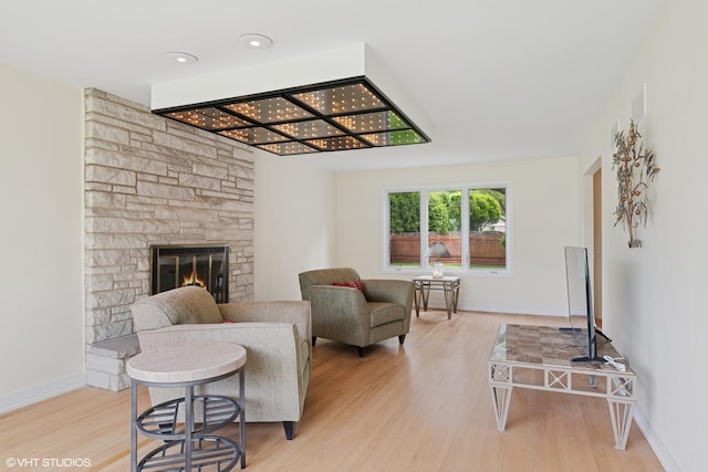 1247 Highpoint Ln, Northbrook, IL 60062 - living area featuring light wood finished floors, a fireplace, baseboards, and recessed lighting