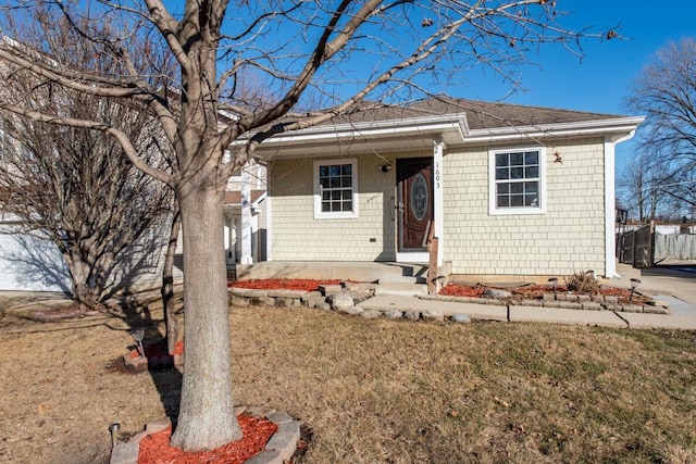 view of front of property featuring a front yard