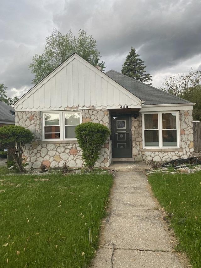 view of front of home featuring a front yard