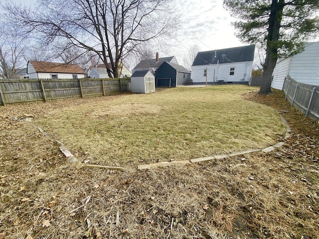 view of yard featuring a storage unit